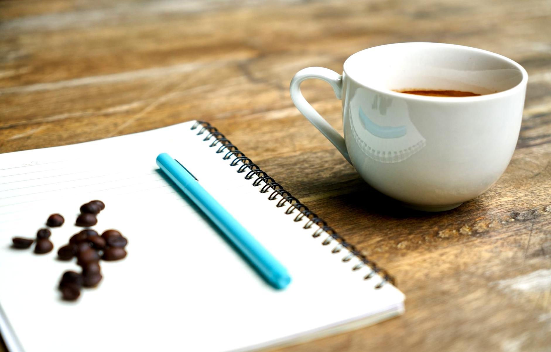 Especialista revisando configuraciones técnicas de SEO